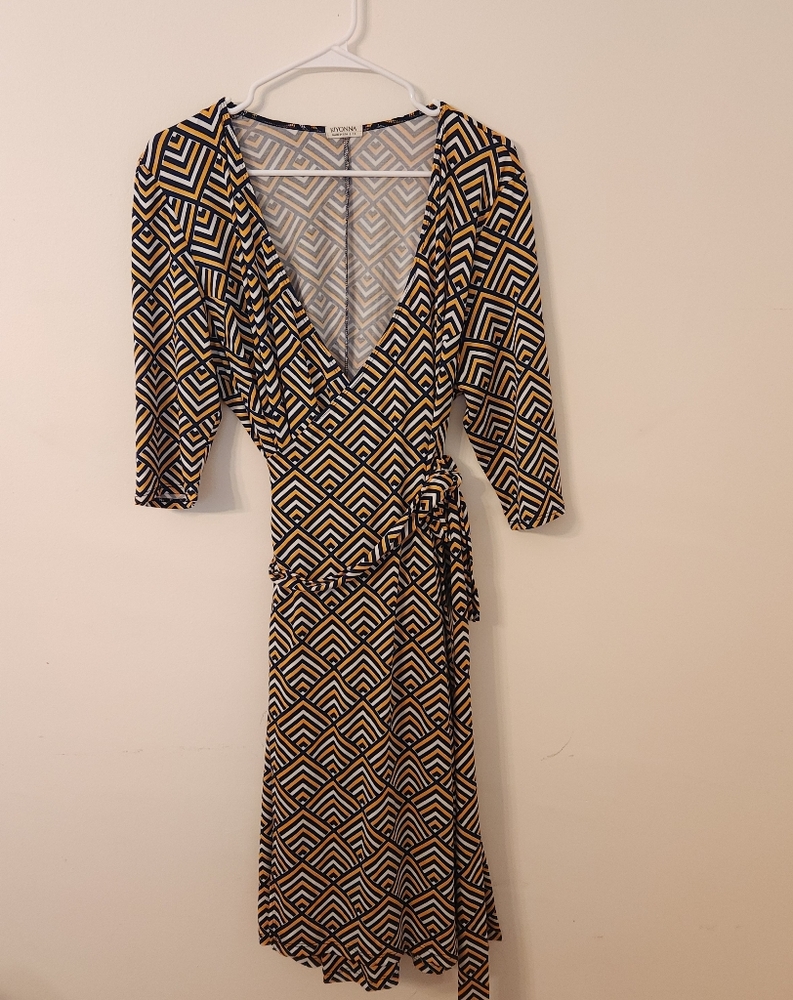 Kiyonna Chevron Patterned Dress in Gray and Gold